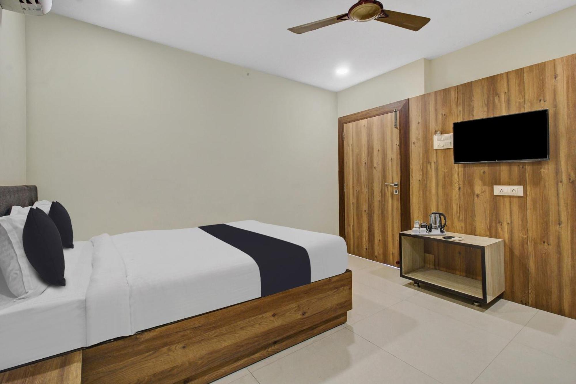 Collection O Hotel Swagath Pride Mancherāl Eksteriør bilde